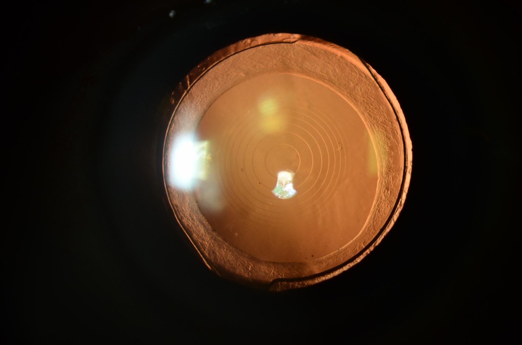 全距离多焦点晶体能矫正远距离、近距离和中距离视力，意味着植入该晶体的患者术后可以不需戴眼镜。