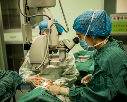 陈婉慧医生在定西市第二人民医院教导当地医生如何进行白内障手术