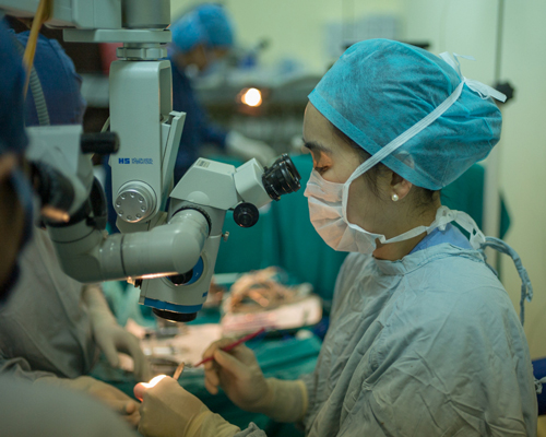 陈婉慧医生在尼泊尔南方的黑道达野战医院进行眼科手术